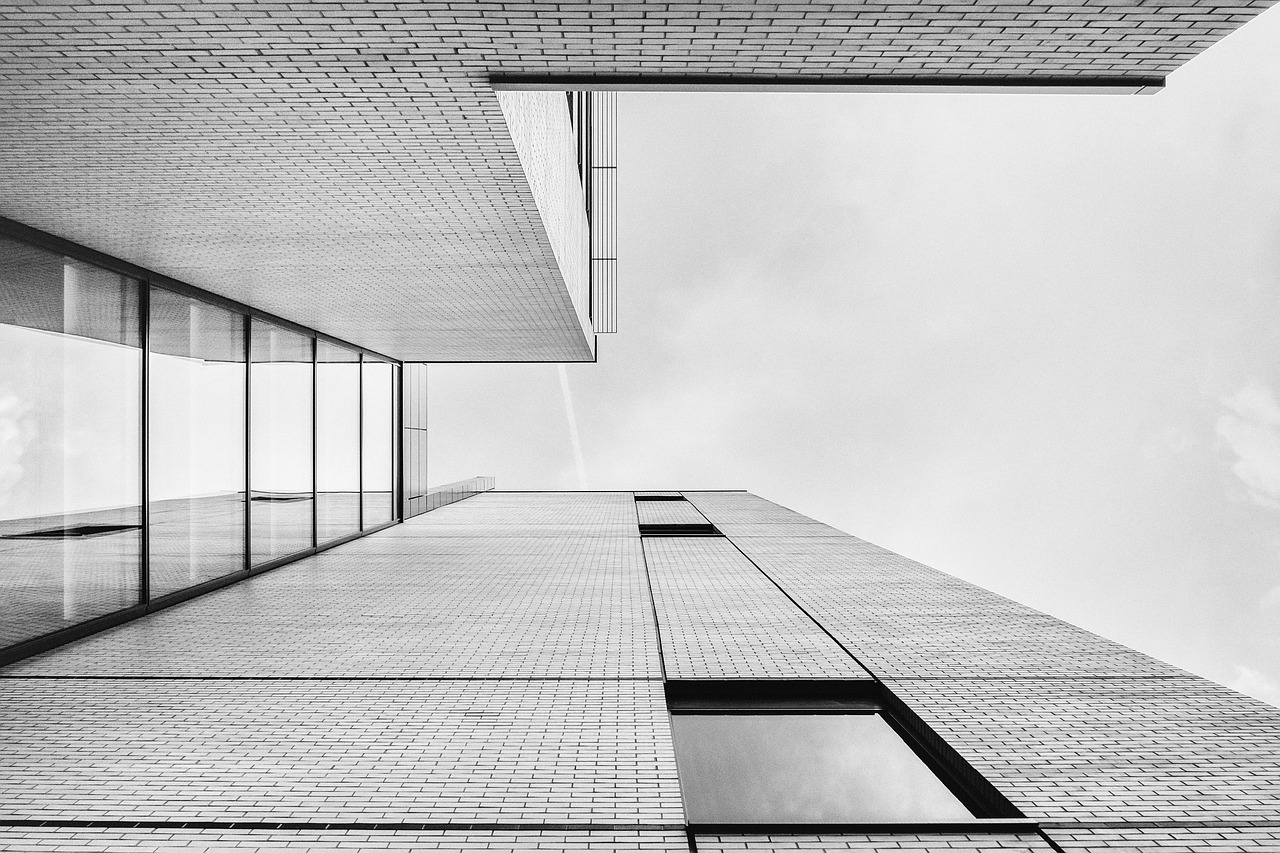 Minimalistisch stadsappartement met strakke lijnen en neutrale kleuren. Minimalistisch stadsappartement met strakke lijnen en neutrale kleuren.