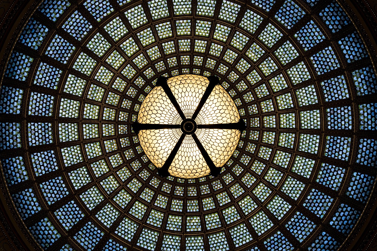 Historisch glas-in-lood verfraait modern interieur.
