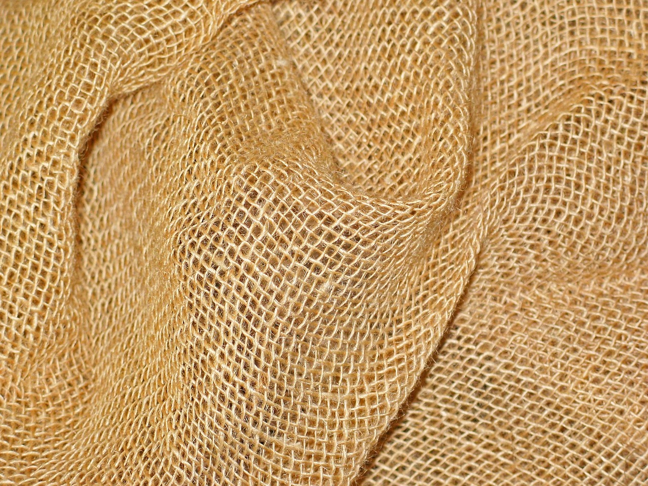 Jute manden met planten op houten vloer. Jute manden met planten op houten vloer.