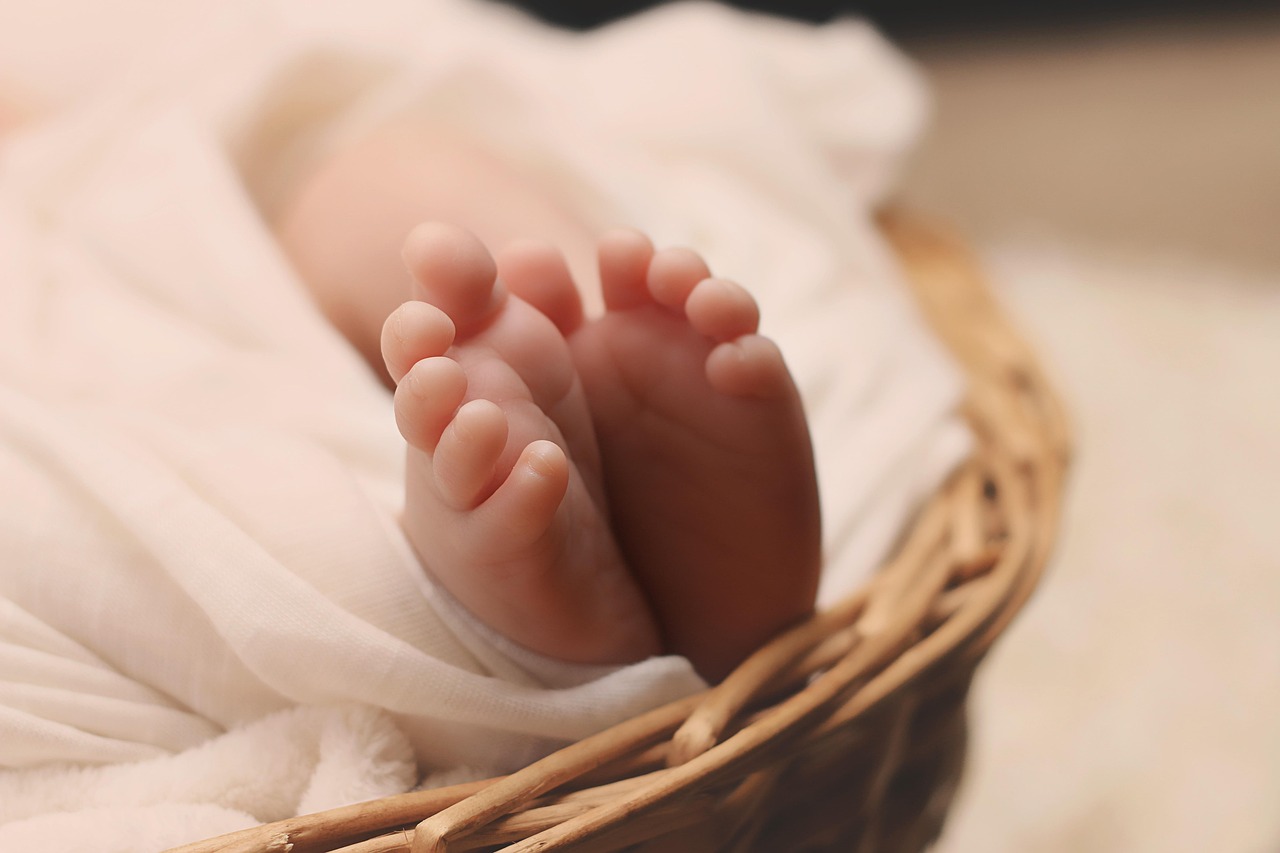 Zachte deken in een stijlvolle babykamer. Zachte deken in een stijlvolle babykamer.
