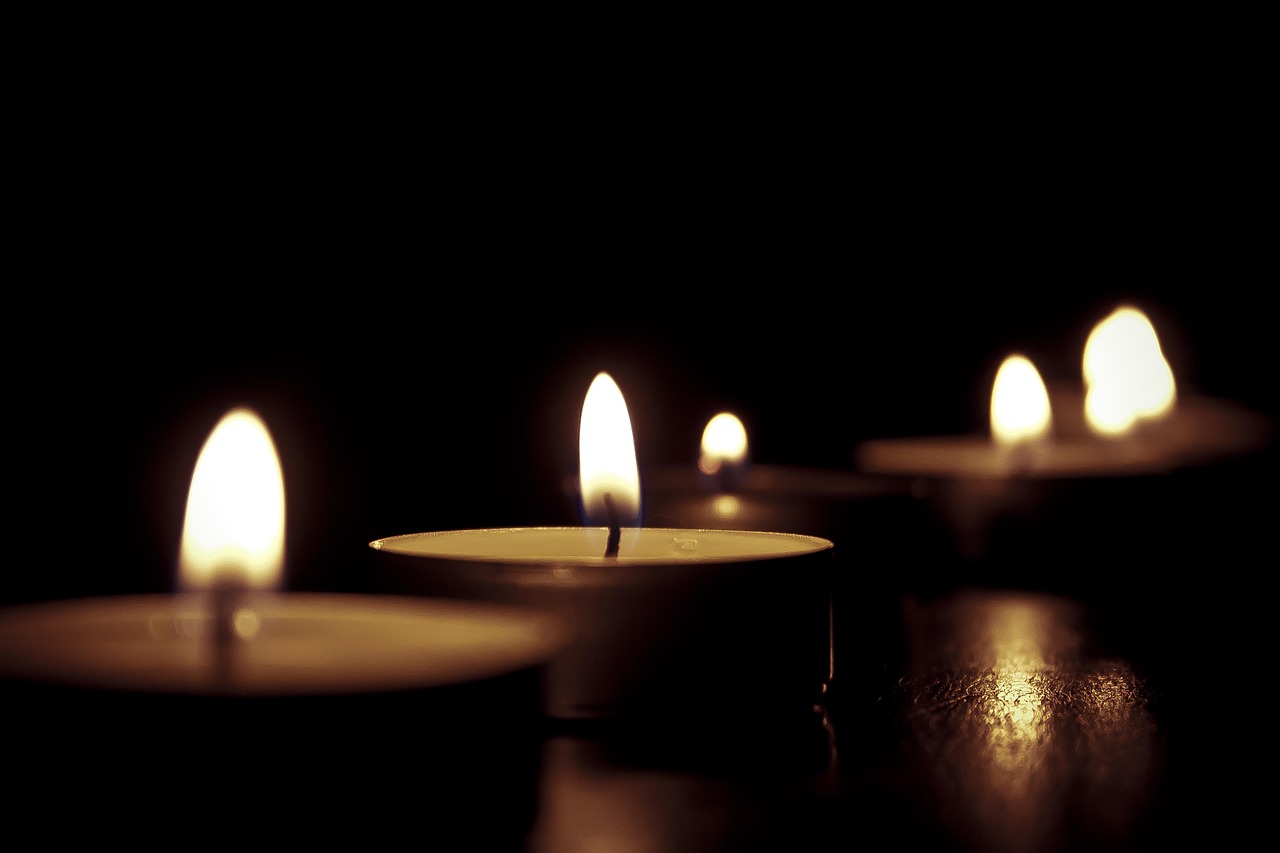 Een serene kaars verlicht meditatiehoek. Een serene kaars verlicht meditatiehoek.