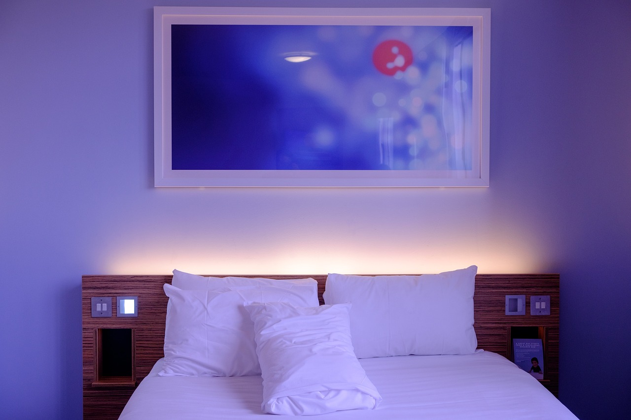 Houten vloer in vernieuwde, luxe logeerkamer.
