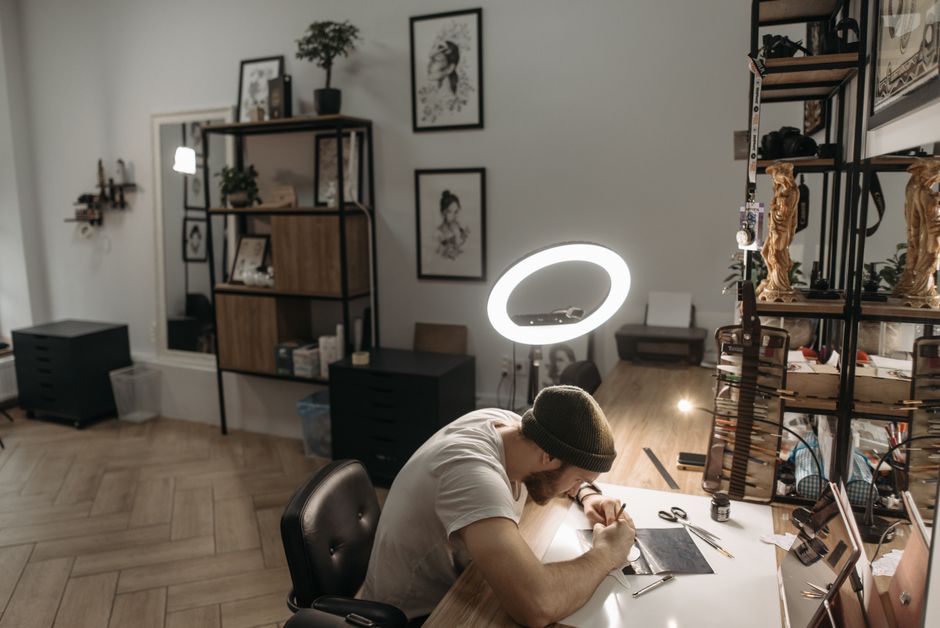 Zacht kunstlicht creëert inspirerende werksfeer. Zacht kunstlicht creëert inspirerende werksfeer.