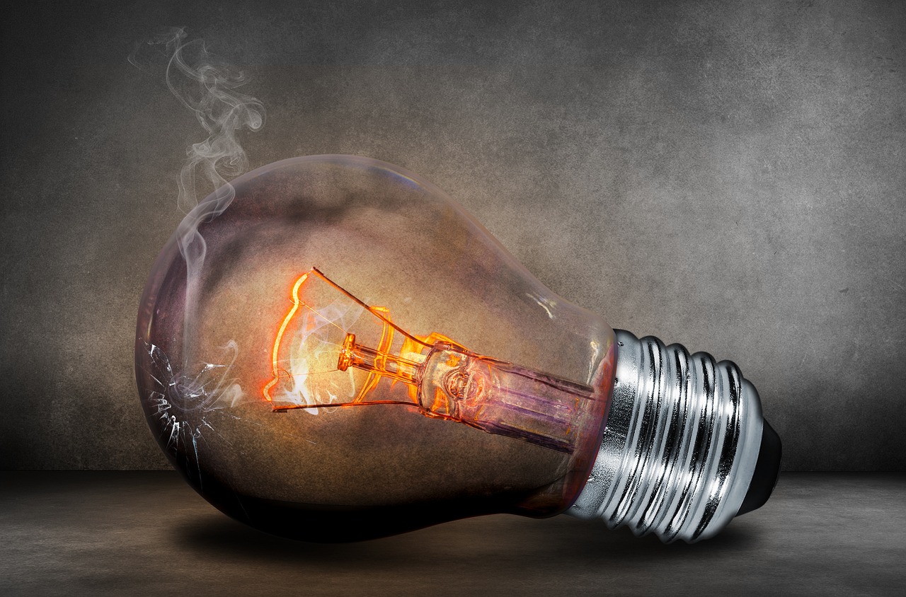 Sfeervolle ruimte met gekleurde chique verlichting. Sfeervolle ruimte met gekleurde chique verlichting.