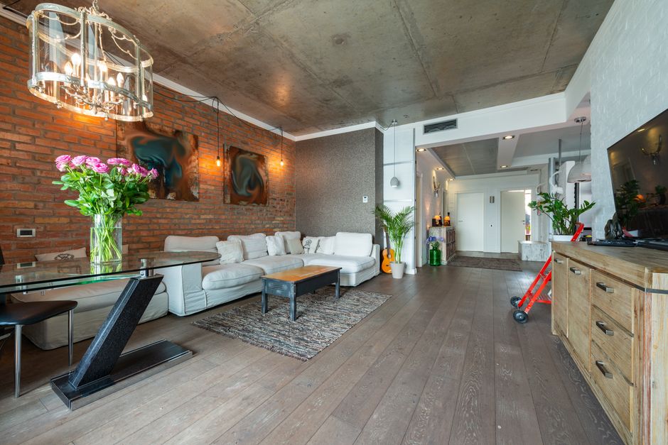 Moderne loft met zwevende meubels en planten Moderne loft met zwevende meubels en planten