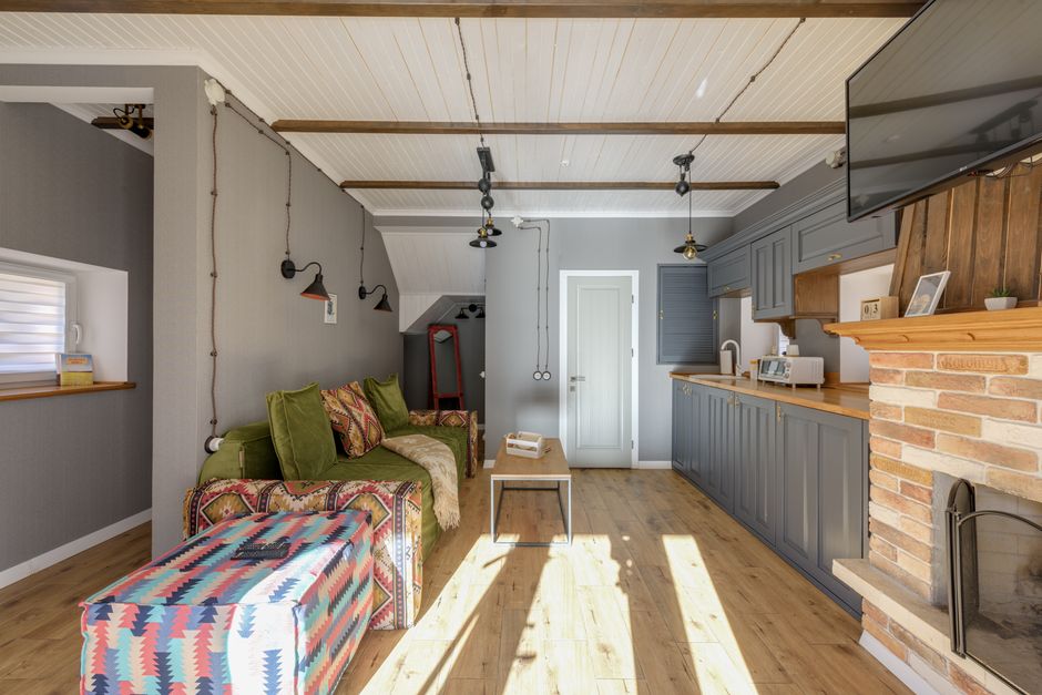 Moderne meubels in functionele loft slaapruimte.