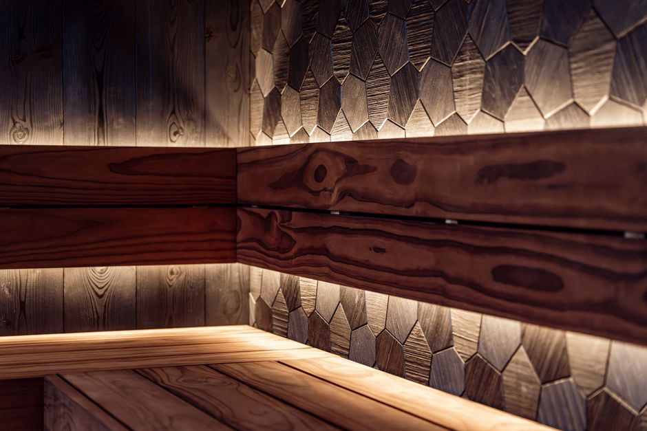 Regendouche met luxe wellness-details in badkamer. Regendouche met luxe wellness-details in badkamer.