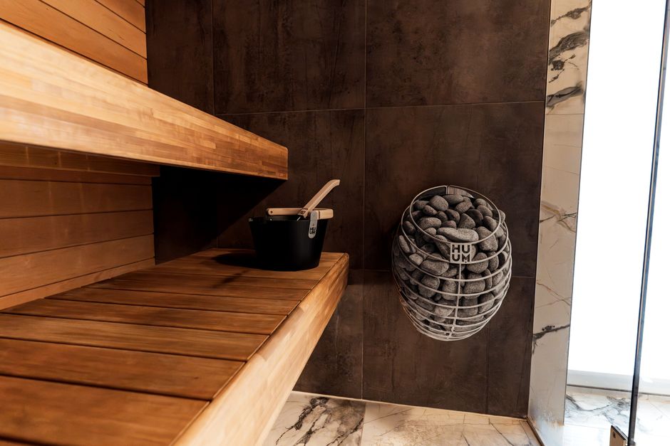 Moderne badkamer met geïntegreerde wellness-voorzieningen. Moderne badkamer met geïntegreerde wellness-voorzieningen.