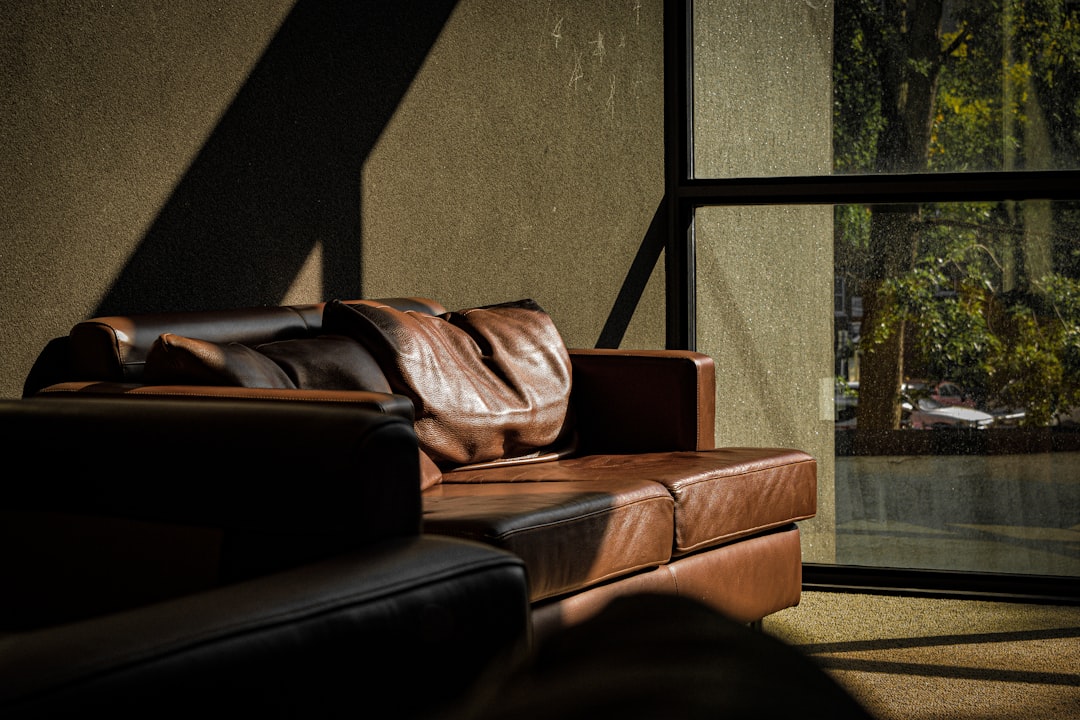 Vrolijk gekleurde woonkamer met zomers interieur. Vrolijk gekleurde woonkamer met zomers interieur.