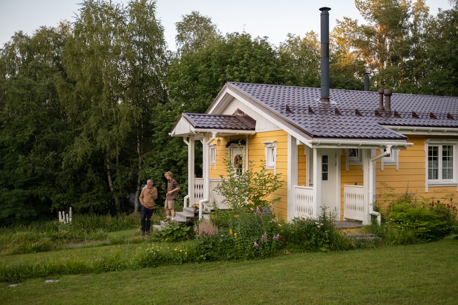 Tiny house in landelijke omgeving met zonnepanelen.