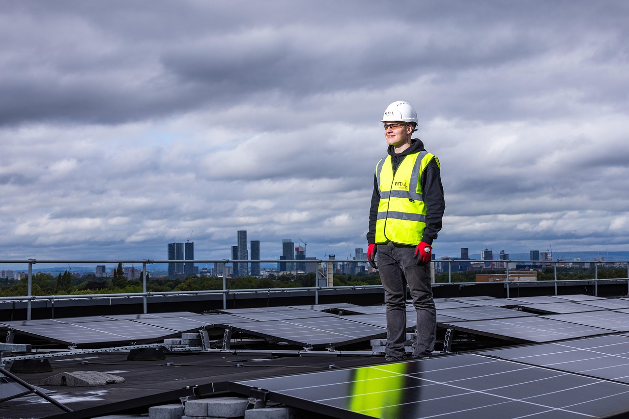 Stijlvolle zonneluifel boven terrasmeubilair Stijlvolle zonneluifel boven terrasmeubilair