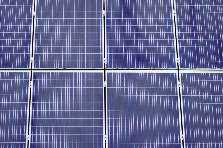 Zonnepanelen op terras met groene planten Zonnepanelen op terras met groene planten