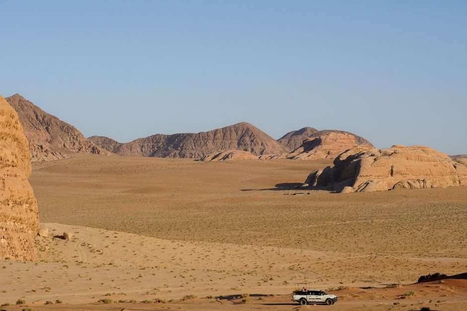 Zandduinen en piramides in de Egyptische woestijn. Zandduinen en piramides in de Egyptische woestijn.