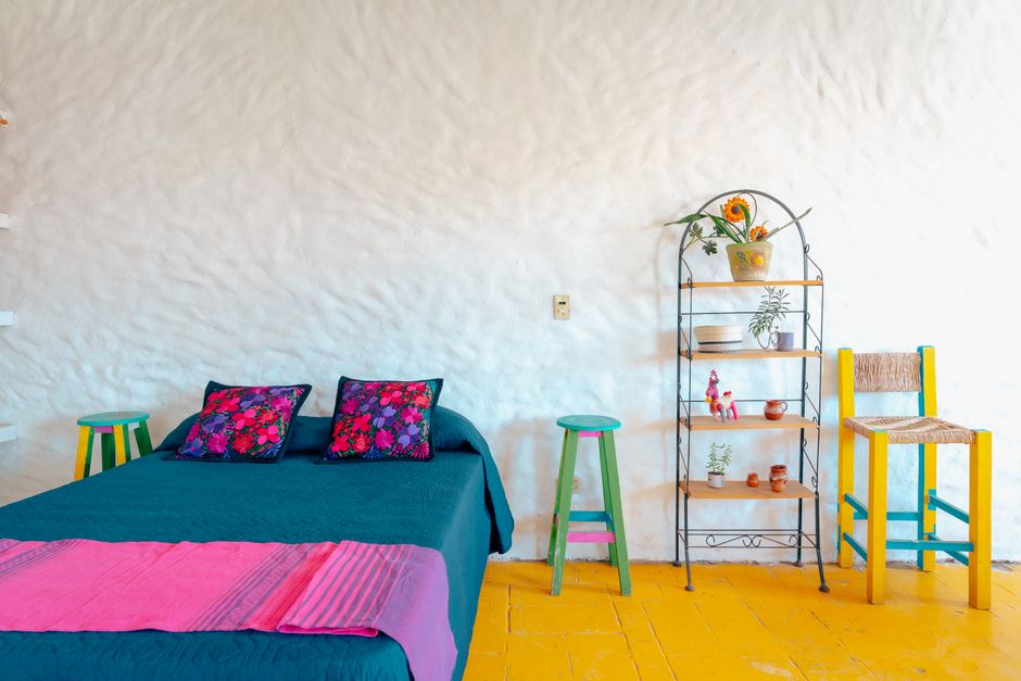 Bijpassende kleuren vloeien door moderne woonkamer. Bijpassende kleuren vloeien door moderne woonkamer.