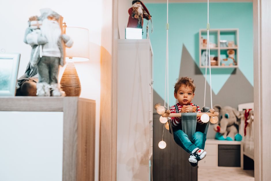 Speelhoek met houten meubels in moderne woonkamer. Speelhoek met houten meubels in moderne woonkamer.