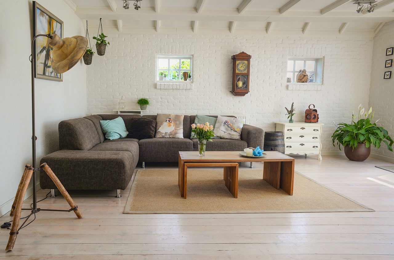 Herfstige tafelschikking in eenvoudige Scandinavische stijl. Herfstige tafelschikking in eenvoudige Scandinavische stijl.