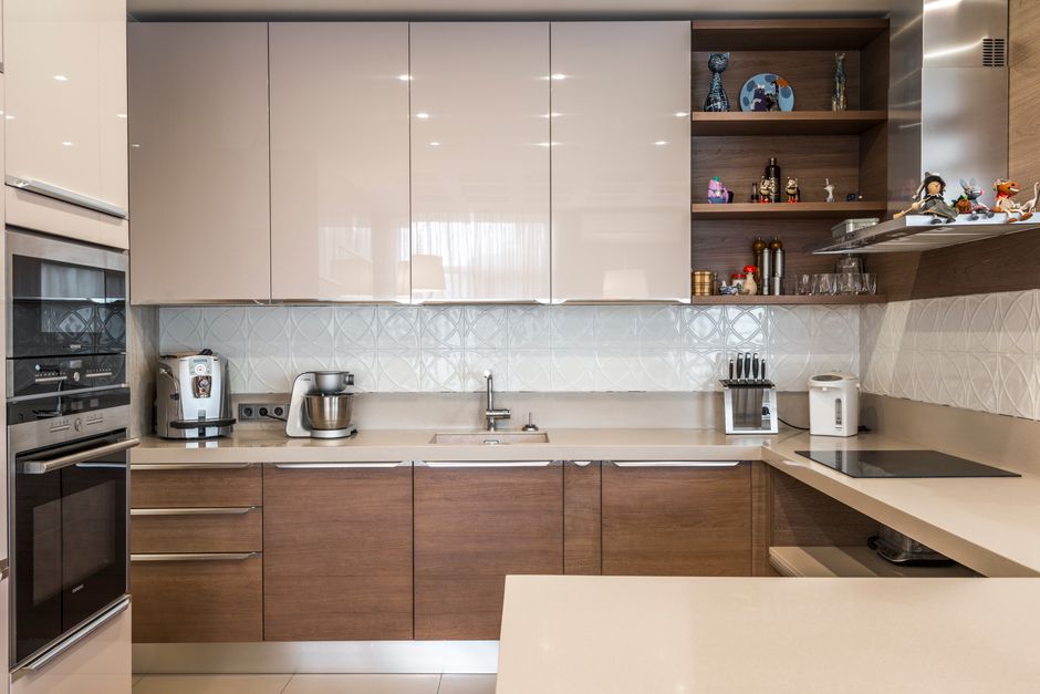 Moderne keuken met glasschilderij van herfstbladeren. Moderne keuken met glasschilderij van herfstbladeren.